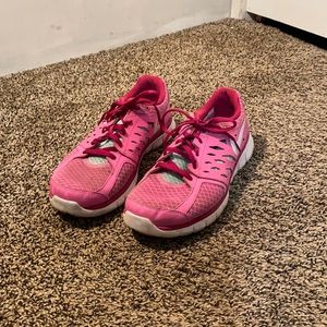 NIKE women’s athletic sneakers